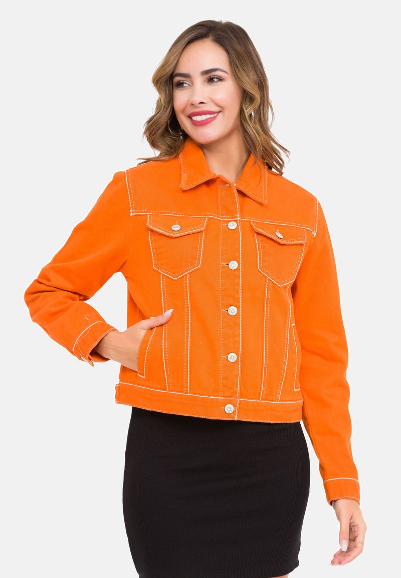 Orange Denimjacke mit einem cropped Schnitt, kontrastierender weißer Naht, Knopfverschluss und zwei Brusttaschen. Weicher Stoff, mit Kragen.