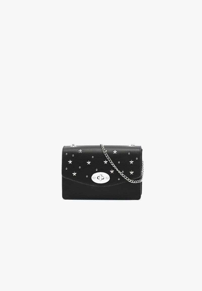 Sac à main noir avec une étoile argentée et des décorations en clous, fermoir argenté et bandoulière chaîne, posé sur un fond blanc uni.
