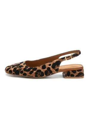 Zapato slingback de estampado de leopardo con punta redondeada, tacón bajo cuadrado y un material texturizado similar al ante. Correa ajustable con hebilla de metal.