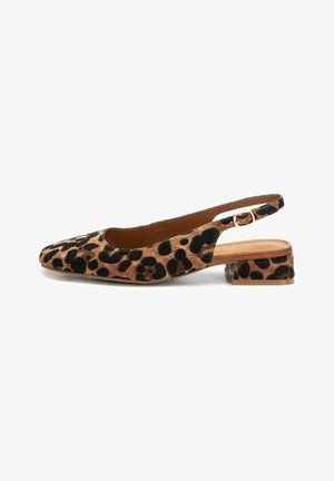 Zapato slingback de estampado de leopardo con punta redondeada, tacón bajo cuadrado y un material texturizado similar al ante. Correa ajustable con hebilla de metal.