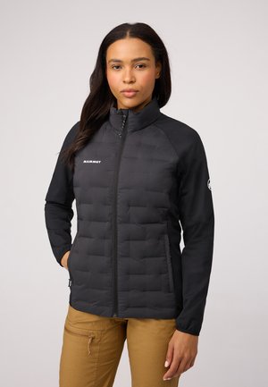 Μαύρο μπουφάν τύπου puffer με ψηλό γιακά, που διαθέτει οριζόντιες ραφές και κλείσιμο με φερμουάρ. Λογότυπο στο αριστερό στήθος.