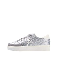 Szare zamszowe sneakersy z teksturowaną cholewką, białą gumową podeszwą i logo czaszki z kościami na boku. Wiązane z przodu, z owalnym noskiem.