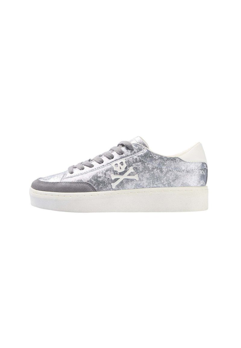 Szare zamszowe sneakersy z teksturowaną cholewką, białą gumową podeszwą i logo czaszki z kościami na boku. Wiązane z przodu, z owalnym noskiem.