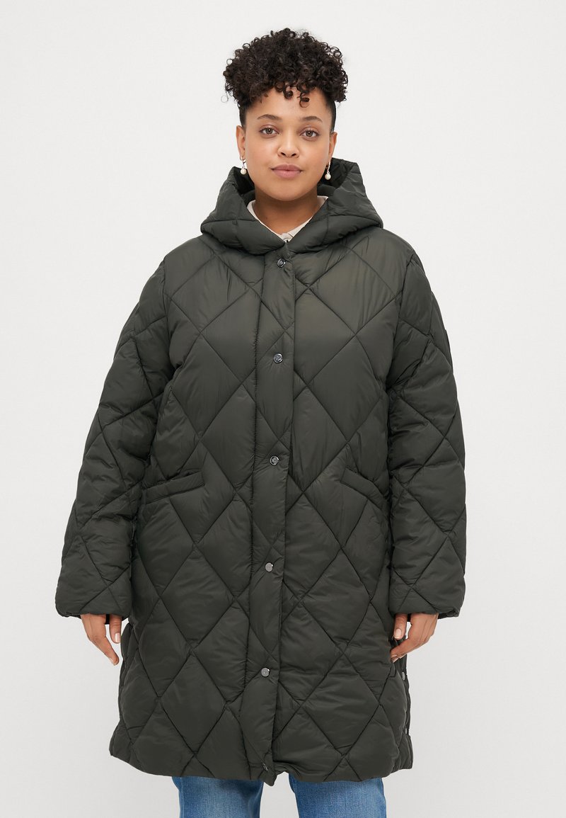 Zelena kaputka s kapuljačom, od tamnozelene tkanine, podstavljena i sa dijamantnim uzorkom, s prednjim kopčanjem na dugmad, bočnim džepovima i širokim krojem. Mekana, sjajna tekstura.