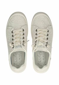 Bílé plátěné tenisky s květinovým embosovaným vzorem, kulatou špičkou a šněrováním. Obsahují kovové oči a světlou podrážku.