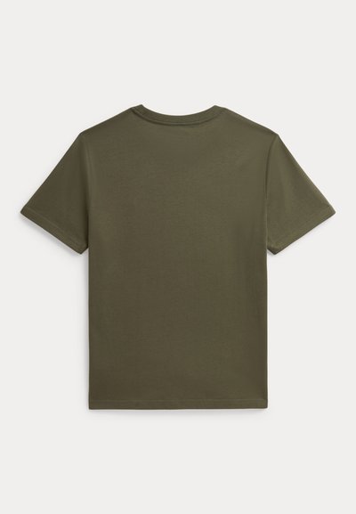 Απλό λαδί κοντομάνικο t-shirt, που φαίνεται από πίσω με στρογγυλή λαιμόκοψη και απλή ραφή σε λευκό φόντο.