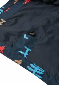 Tissu navy avec des motifs de feuilles multicolores en rouge, bleu et marron. Comprend une poche avec un cordon de tirage et une texture lisse.