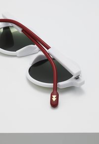 Sunheroes Occhiali da sole - matt white/red revo
