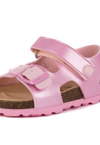 Sandales roses avec une finition brillante, strap ajustable et détail de boucle. Semelle en liège et semelle extérieure en caoutchouc texturé. Design ouvert à l'avant.