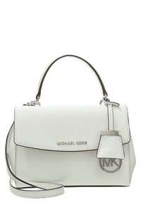 Bolso de mano estructurado de cuero saffiano blanco, con herrajes plateados, asa superior y correa de hombro desmontable. Presenta un charm con el logo de MK.