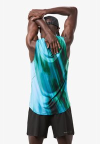 Sporttanktop met een blauw-groen abstract patroon, mouwloze uitvoering, gestructureerde stof en een ronde zoom. Gecombineerd met zwarte shorts.