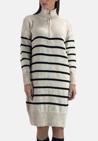 Strickkleid in Creme mit schwarzen horizontalen Streifen, hohem Kragen sowie gerippten Bündchen und Saum. Lange Ärmel, mittellanges Design.