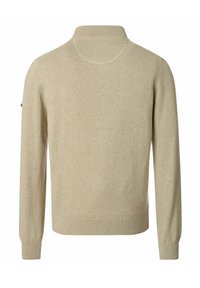 Beżowy sweter wełniany z wysokim kołnierzem, długimi rękawami i prążkowanymi mankietami. Gładka tekstura z delikatnym połyskiem i bez widocznych wzorów.