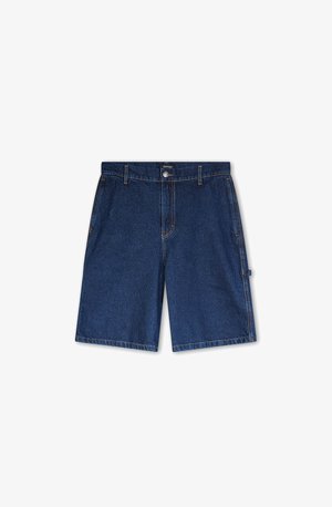 Denimové šortky v tmavě modré barvě s klasickým uspořádáním pěti kapes, předním zapínáním na knoflík a kontrastním šitím.