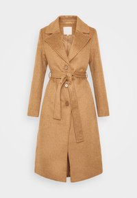 Cappotto lungo in lana color cammello con ampi rever, tre bottoni e cintura legata in vita, esposto su uno sfondo bianco.