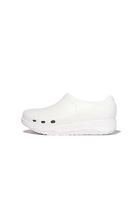 Witte klompen met een gladde, glanzende afwerking, ronde vorm en een lage hak; met drie donkere ventilatiegaten aan de zijkant.