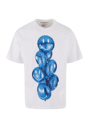 T-shirt bianco in cotone con una grafica di palloncini a forma di faccina sorridente blu, texture liscia, collo girocollo, maniche corte, design centrato.