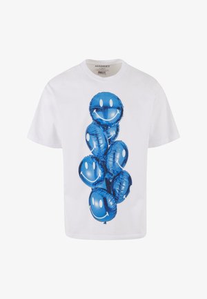 Biała bawełniana koszulka z nadrukiem niebieskich balonów w kształcie uśmiechniętej buźki, gładka faktura, okrągły dekolt, krótkie rękawy, centralny wzór.