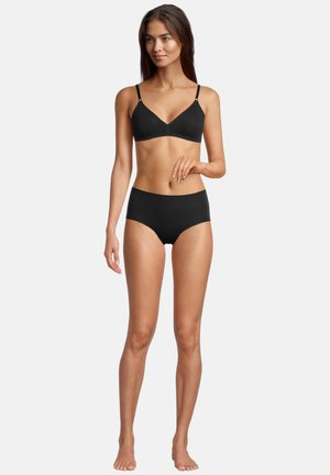 Bralette nera con spalline sottili e design a scollo a V, abbinata a mutandine a vita alta coordinate. Tessuto liscio, design minimalista.