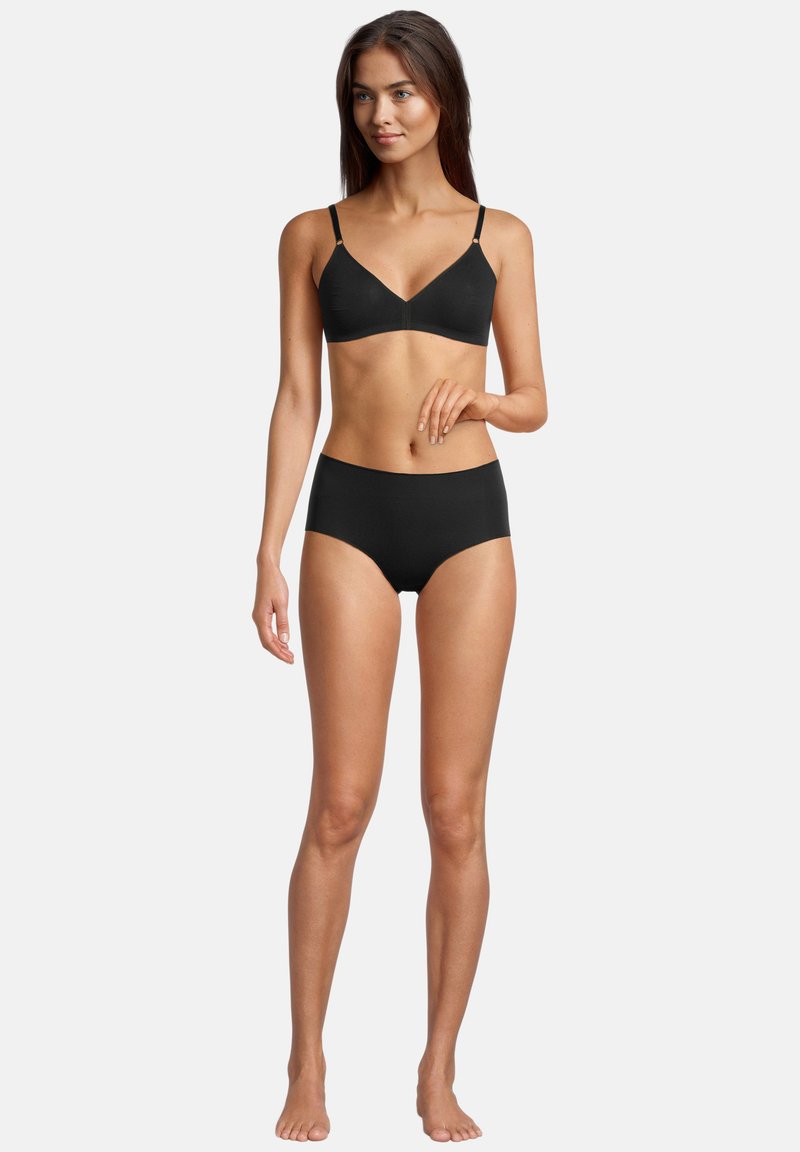 Bralette nera con spalline sottili e design a scollo a V, abbinata a mutandine a vita alta coordinate. Tessuto liscio, design minimalista.