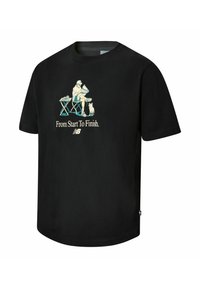 Camiseta de algodón negra con un estampado gráfico de una persona sentada con un perro, texto que dice "De principio a fin", y un escote redondo.