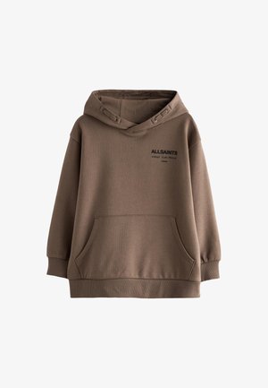Persona che indossa una felpa marrone con cappuccio e pantaloni, di spalle rispetto alla fotocamera, con "ALLSAINTS", testo giapponese e "LONDON" stampati sul retro della felpa.