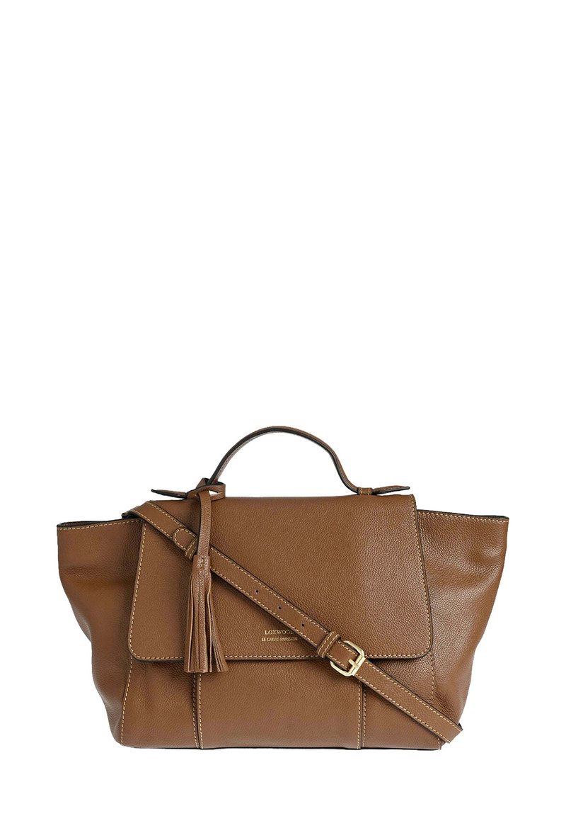 Sac à main en cuir marron avec une forme structurée, doté d'une fermeture à rabat, d'une frange sur le côté et d'une bandoulière amovible. Texture lisse.