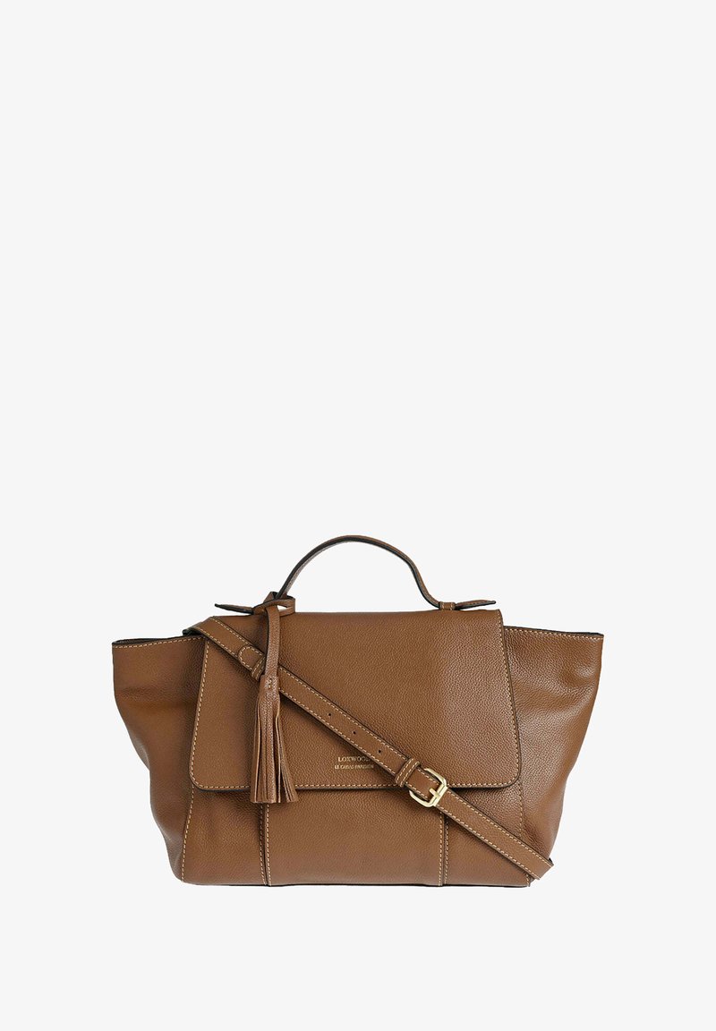 Sac à main en cuir marron avec une forme structurée, doté d'une fermeture à rabat, d'une frange sur le côté et d'une bandoulière amovible. Texture lisse.
