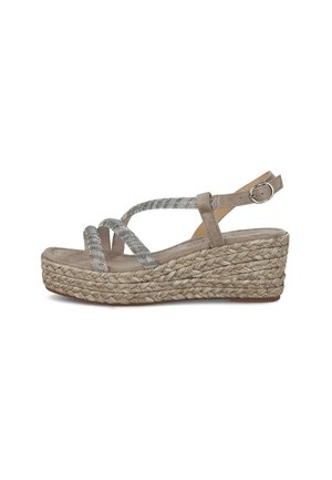 Sandalia de cuña con suela de yute trenzado. Presenta correas de ante gris claro con acentos metálicos y una correa en el tobillo ajustable para un ajuste seguro.