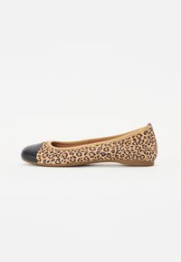 Ballerinas mit Leopardenmuster, beige Basis, runder Zehenbereich und schwarzem Schaft. Glatte Textur mit einer flachen Sohle.