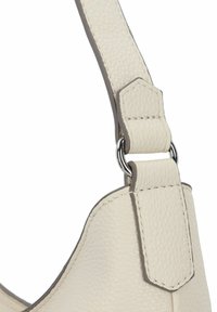 Sangle de sac en cuir crème avec finition texturée, dotée d'un anneau en métal argenté et d'accents plats cousus pour le renforcement.