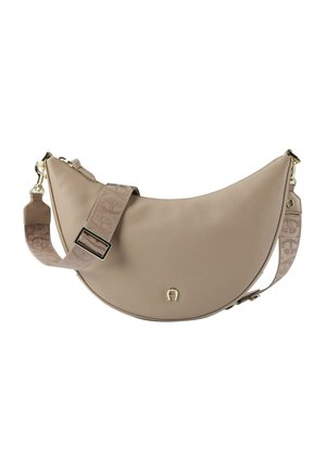 Bolso de hombro de cuero beige con forma curva, superficie texturizada y una correa con patrón que presenta detalles metálicos dorados.