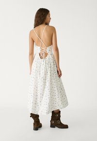 Stradivarius PRINTED  - Vapaa-ajan mekko - beige