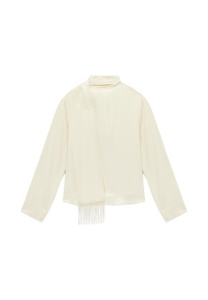 Kremowy, długi rękaw, top z golfem z przymocowanym szalikiem z frędzlami, ułożony płasko na białym tle.