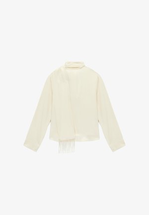 Roomkleurige coltrui met lange mouwen en een vastgemaakte sjaal met franjes aan de uiteinden, plat neergelegd op een witte achtergrond.