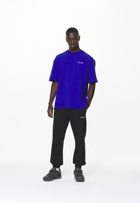Pegador LOGO TEE - Pamata T-krekls - washed endless blue