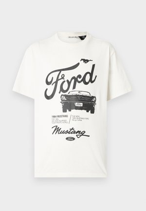 Biele tričko s čiernou retro potlačou Ford Mustang, vrátane prednej časti auta Mustang, loga bežiaceho koňa a textu o modeli Mustang z roku 1964.