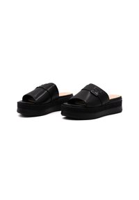 Zwarte leren slipper sandalen met een open teen, rechthoekige gespdetail en een dikke, gestructureerde zool. Verhoogd platformontwerp met minimale accenten.