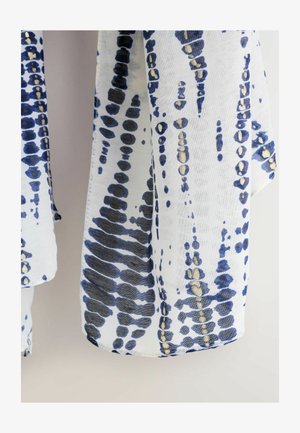 Leichter Schal mit Muster, der einen weißen Hintergrund mit blauen und goldenen abstrakten Formen zeigt. Texturiertes Gewebe mit fließendem Fall.