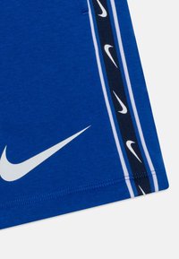 Nike Sportswear REPEAT - Sportovní kraťasy - game royal/white