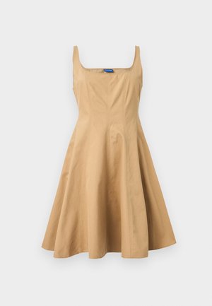 Μπεζ αμάνικο φόρεμα με τετράγωνη λαιμόκοψη, εφαρμοστό μπούστο και φουντωτή φούστα, εκτιθέμενο σε απλό φόντο.