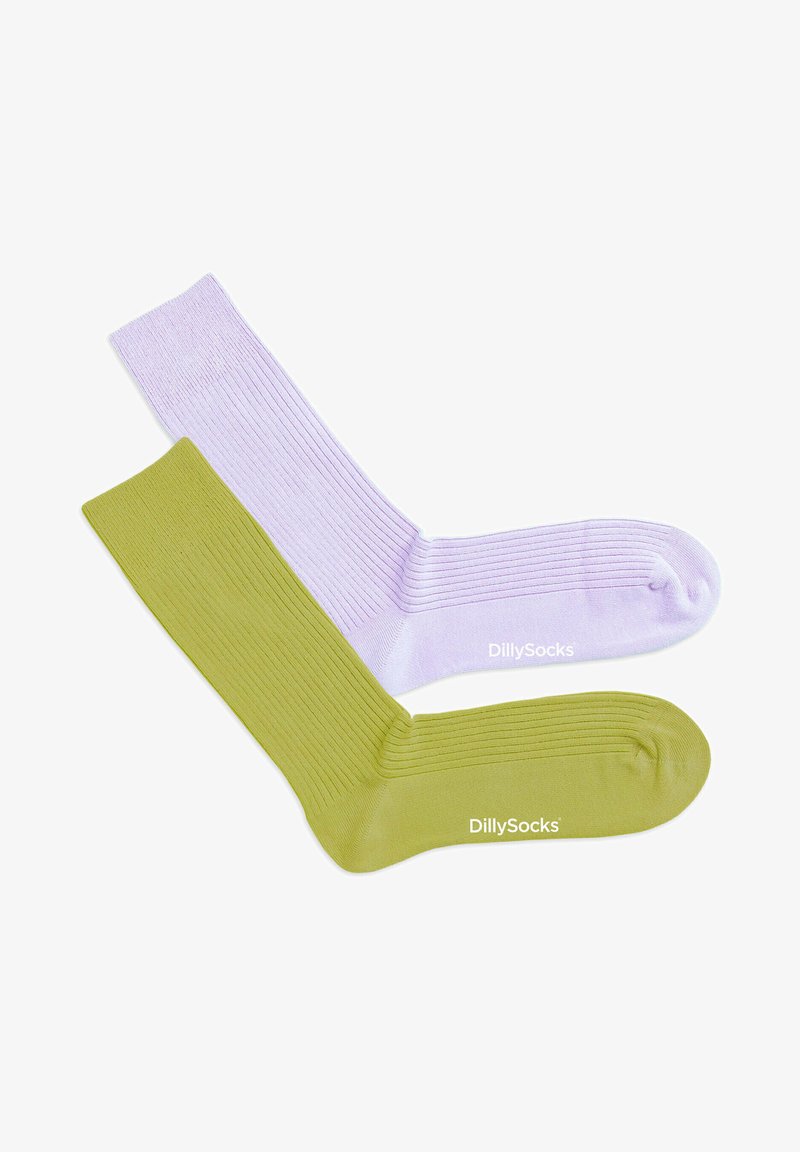 Två par ribbade strumpor: ett i ljuslila och ett i olivgrön, båda med sömlös tå och DillySocks-logotyp vid vristen.