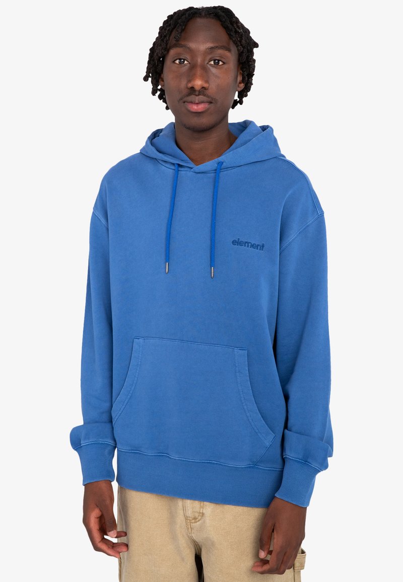 Sudadera azul hecha de material suave que cuenta con un bolsillo frontal, cordones ajustables y un dobladillo acanalado. Logotipo grabado en el pecho.