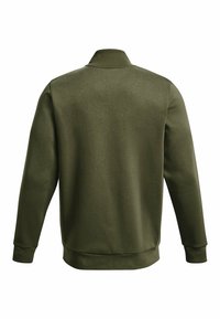Sudadera verde oliva con cuello alto, mangas largas y puños acanalados, con textura lisa y diseño de ajuste relajado.
