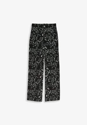 Czarne spodnie o szerokich nogawkach z białym i szarym kwiatowym wzorem, wysokim stanem i zwiewną tkaniną.