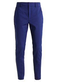 Pantalon slim bleu marine en tissu lisse, avec devant plat, passants pour ceinture et deux poches latérales. Design épuré et moderne.