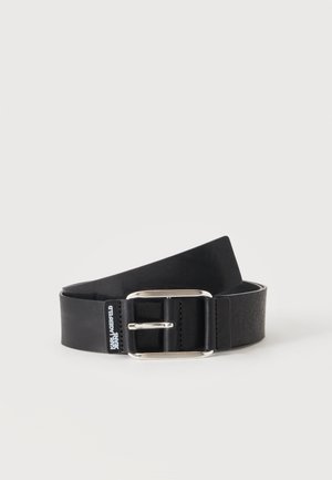 Sort læderbælte med sølvfarvet rektangulært spænde og Karl Lagerfeld Jeans-logo på remmens ende, liggende fladt på en hvid baggrund.