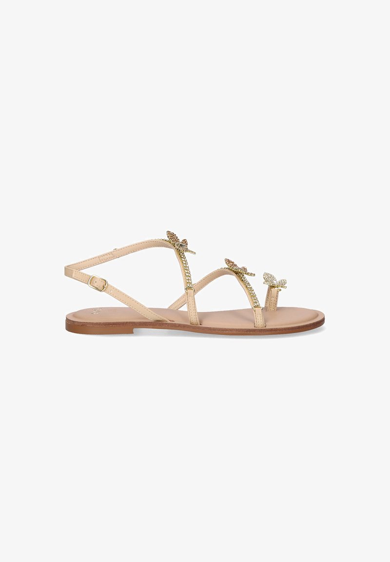 Sandalias planas beige con tres adornos decorativos de mariposa, correas de cuero suaves y un diseño sencillo, que cuentan con una suela plana de goma.