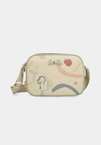 Bolso bandolera de cuero vegano beige con patrones abstractos en tonos pastel, acentos verdes, cierre con cremallera, correa ajustable y un parche decorativo.