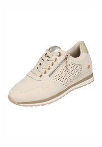 Zapatilla beis con parte superior perforada, detalle de cremallera plateada y parte trasera texturizada. Presenta cordones y una suela de goma de color claro.